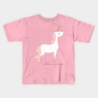 i believe in magic Kids T-Shirt